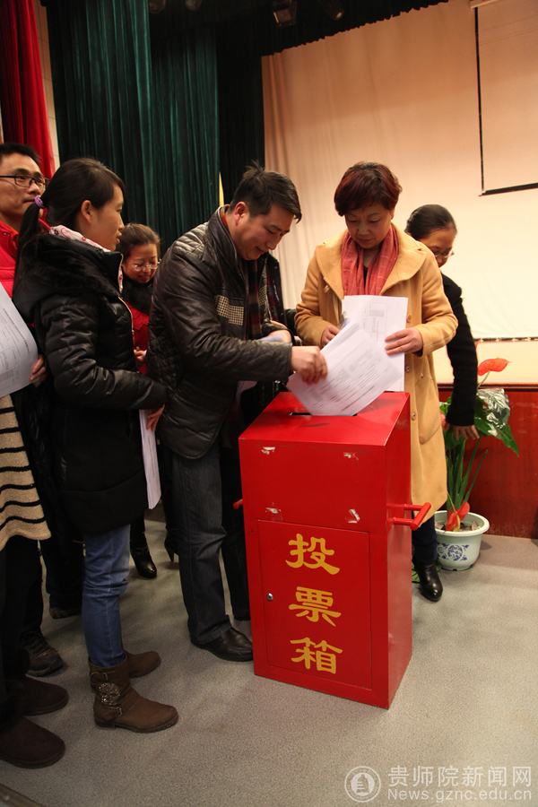 参与测评人员将测评表投入投票箱