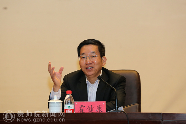 霍健康厅长作题为《把担当和责任牢牢扛在肩上》的专题辅导报告