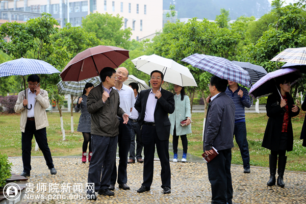霍健康厅长与校领导亲切交谈