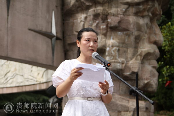 党委宣传部部长邹晓青代表党员发言